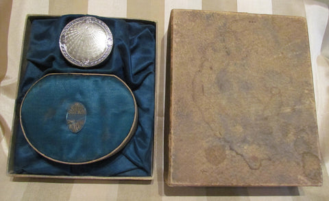 1920s Karess Woodworth Gift Set Powder Box & Silver Guilloche Compact Complete With 2 Glossy Advertisement Photos